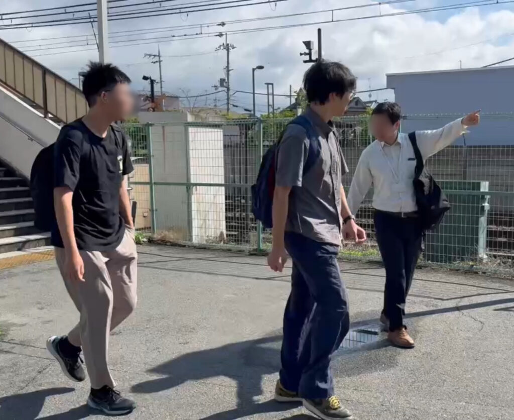学生を誘導する教師
