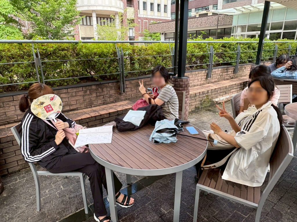 リラックスムードの留学生たち