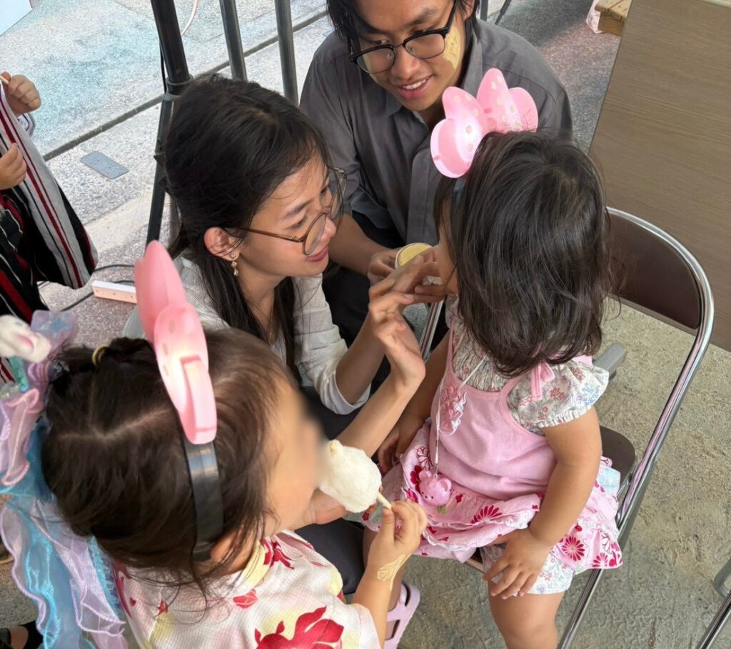 子どもたちにタナカを塗ってあげる留学生