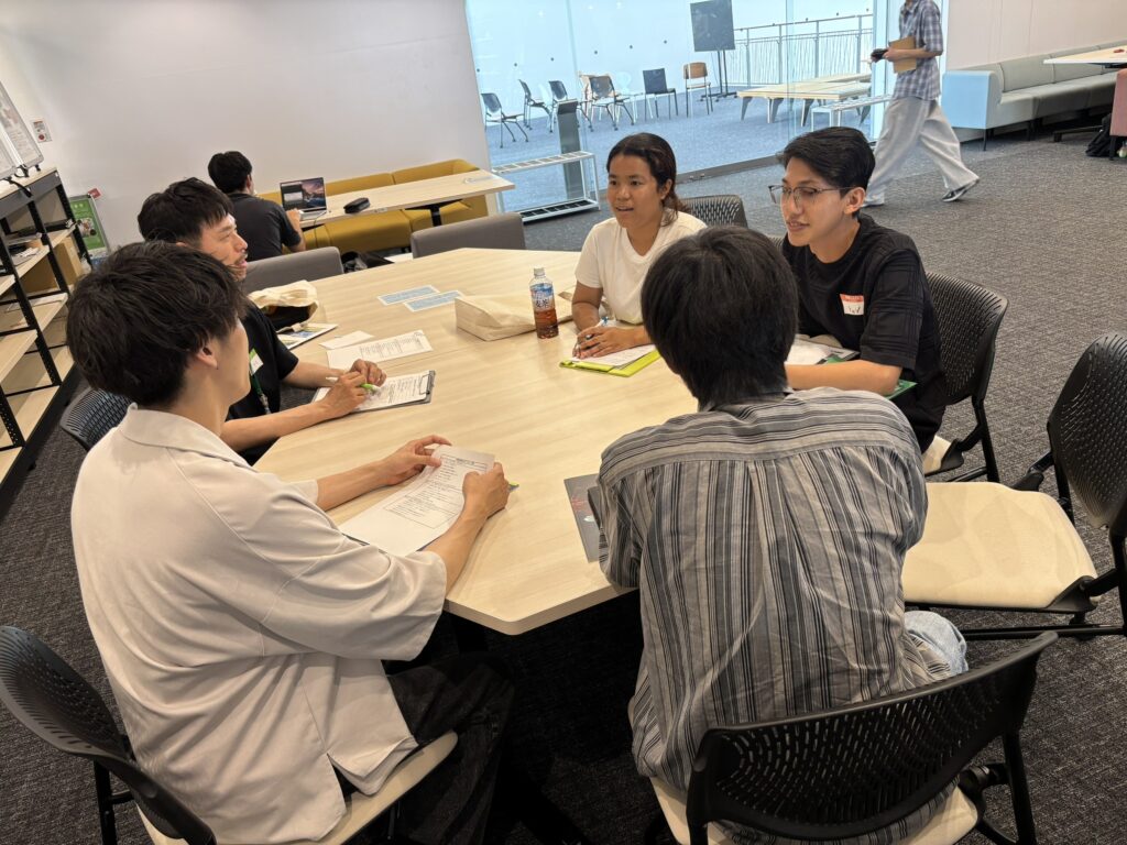 インタビュー中の留学生と大学職員、学生の方々