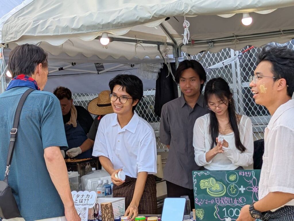 工夫を凝らして接客する留学生たち