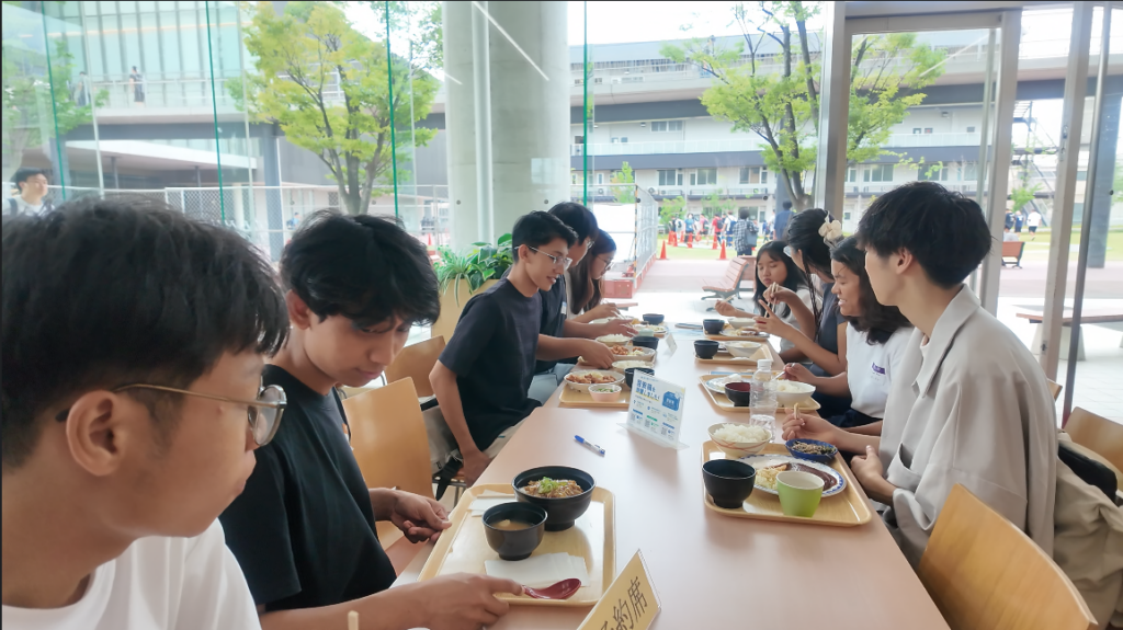 ランチ交流中の留学生と大学生の方々
