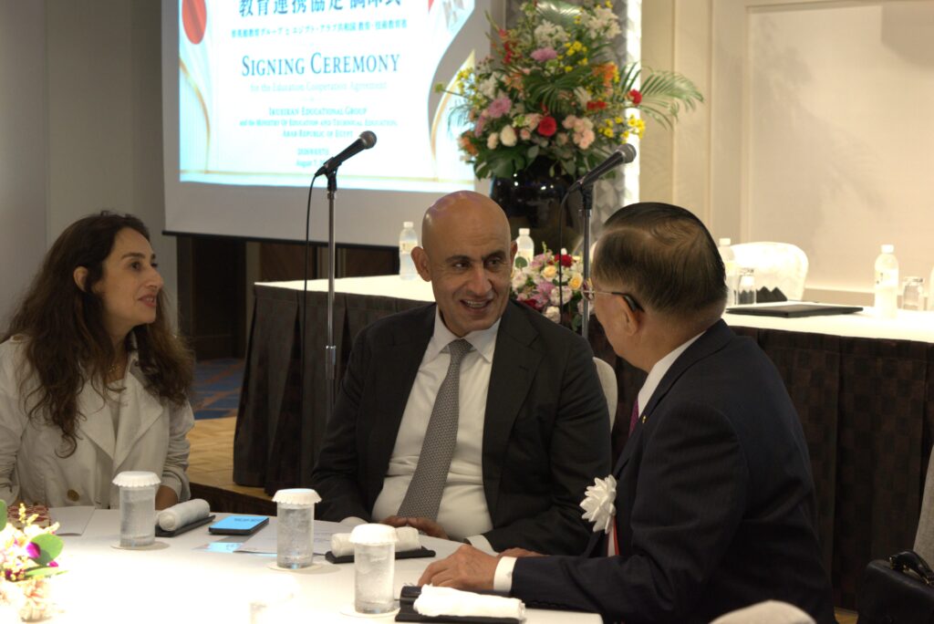 H.E. Dr. Mohammed Abdel Latif氏（中央）と松尾理事長（右）