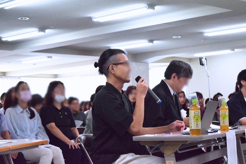 留学生に質問をする審査員の方々